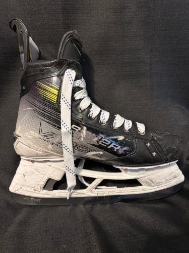 2024 Bauer Vapor Hyperlite 2 Hockey Skates Regular Width Pro Stock 8.5 (Used)