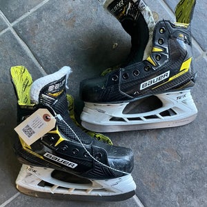 Junior Bauer Supreme M4 Hockey Skates Regular Width Size 2.5 (Used)