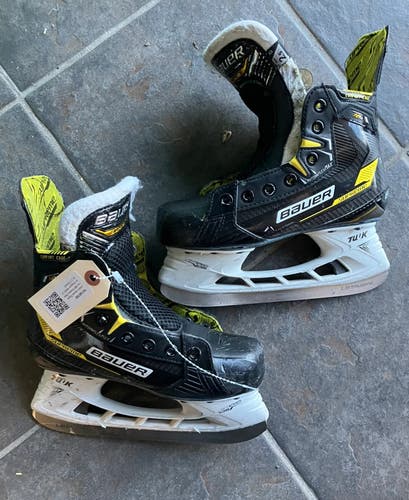Junior Bauer Supreme M4 Hockey Skates Regular Width Size 2.5 (Used)