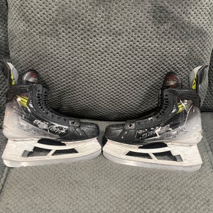 2023 Bauer Vapor Hyperlite 2 Hockey Skates Regular Width 8 (Used)
