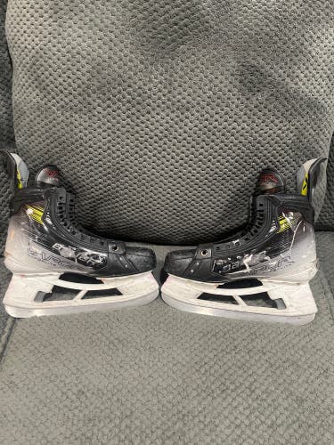 2023 Bauer Vapor Hyperlite 2 Hockey Skates Regular Width 8 (Used)