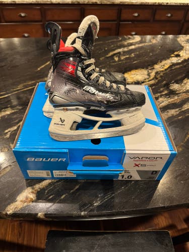 2024 Bauer Vapor X5 Pro Hockey Skates Regular Width Size 1 (Used)