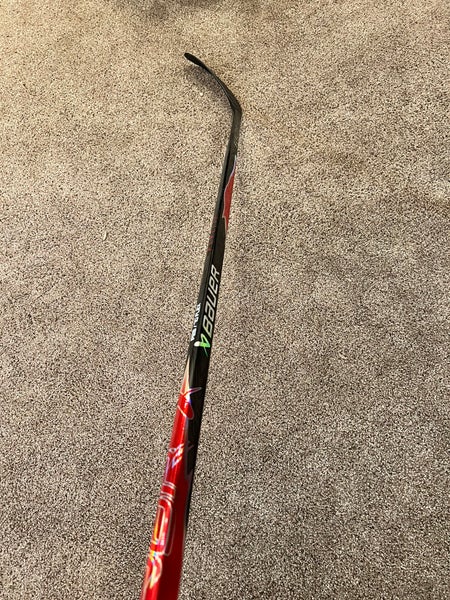 NEW! Senior Bauer Vapor FlyLite RED RH P28 70 flex hockey stick