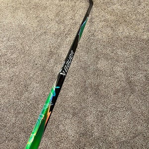 NEW! Senior Bauer Vapor FlyLite GREEN RH P28 70 flex hockey stick