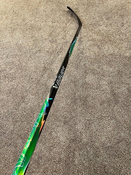 NEW! Senior Bauer Vapor FlyLite GREEN RH P28 70 flex hockey stick