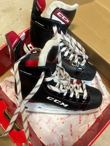 CCM Hockey Skates Regular Width Size 5.5 (Used)