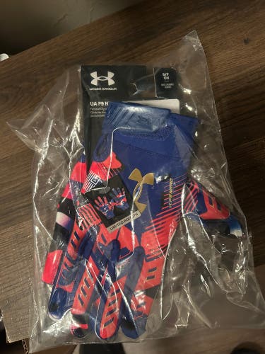 Adult Small Under Armour Gloves (New) football gloves