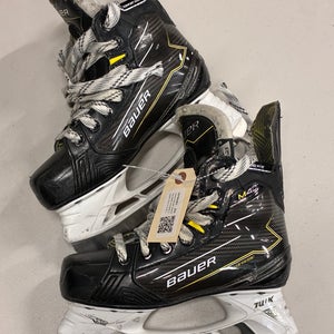 Junior Bauer Supreme M40 Hockey Skates Size 3.5 (Used)