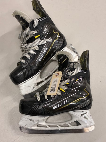 Junior Bauer Supreme M40 Hockey Skates Size 3.5 (Used)