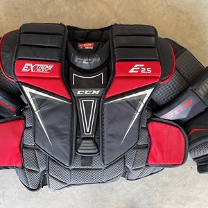 Small / Medium CCM Extreme Flex E2.5 Goalie Chest Protector (Used)