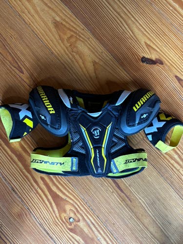 Men's Small / Medium Intermediate Warrior Dynasty AXLT Shoulder Pads (Used)