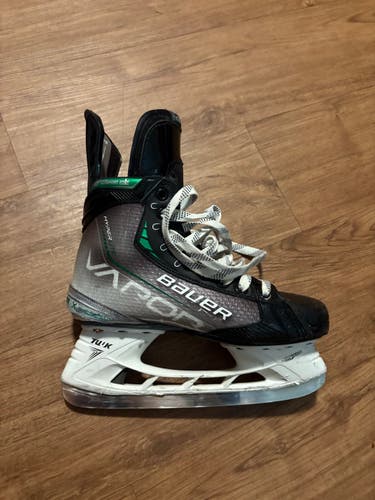 2021 Bauer Vapor Hyperlite Hockey Skates Regular Width Pro Stock Size 6.5 (Used)