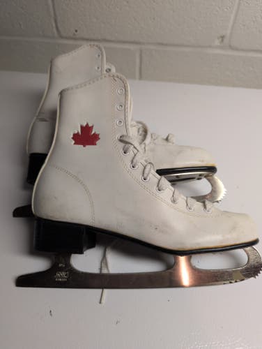 Vintage Canadian Flyer White Figure Skates Size 8 Excellent Condition Maple Leaf