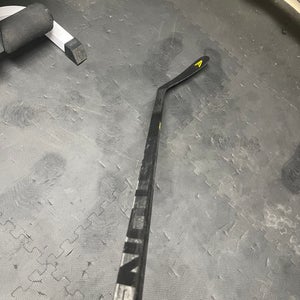 Like New Senior Easton Stealth RS II Right Handed Hockey Stick Mid Pattern (Used)