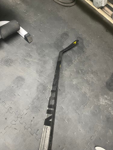 Like New Senior Easton Stealth RS II Right Handed Hockey Stick Mid Pattern (Used)