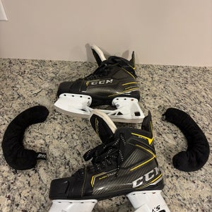 CCM Super Tacks 9370 Hockey Skates Regular Width 9.5 (Used)