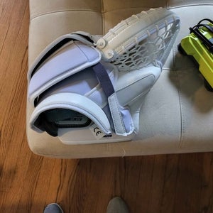 Warrior regular goalie glove