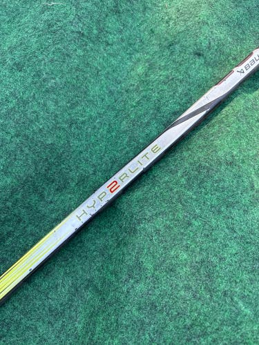 Youth Bauer Vapor Hyperlite 2 Hockey Stick Right Handed P28 (Used)