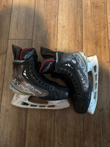 2021 Bauer Vapor Hyperlite Hockey Skates Size 4.5 (Used)