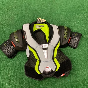 Junior Medium Bauer Vapor Hyperlite Shoulder Pads
