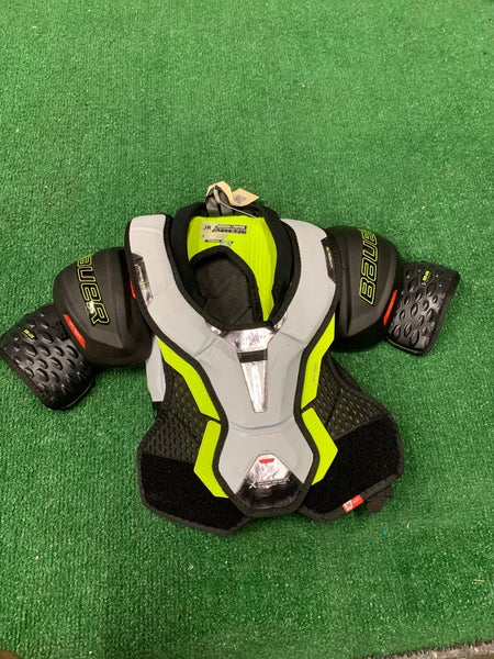 Junior Medium Bauer Vapor Hyperlite Shoulder Pads