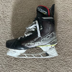 Bauer Vapor Hyperlite Hockey Skates 8.5 (Used)