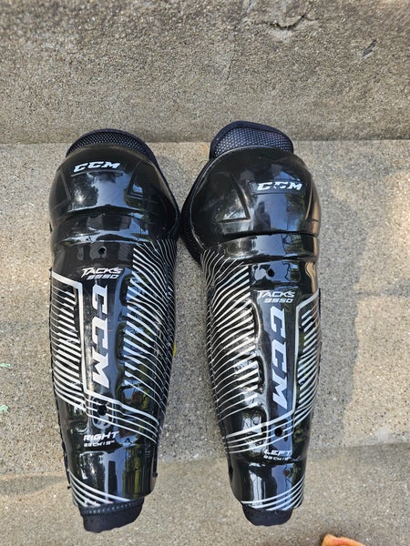 Youth CCM Tacks 9550 9" Shin Pads (Used)