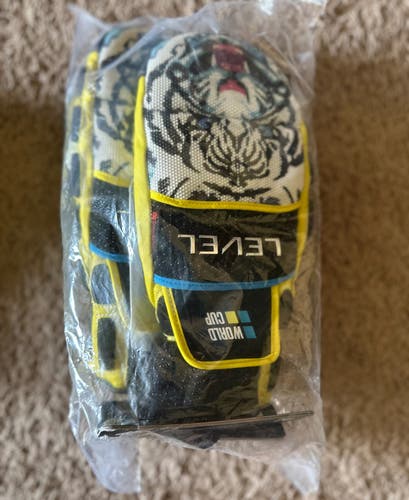 LEVEL WORLDCUP CF MITT (new) size 8