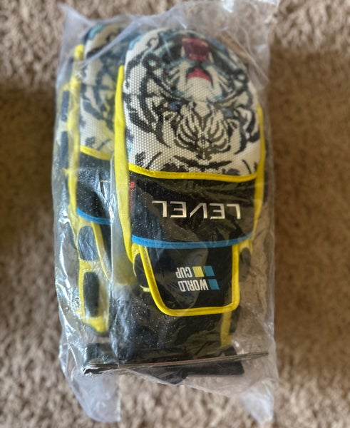 LEVEL WORLDCUP CF MITT (new) size 8