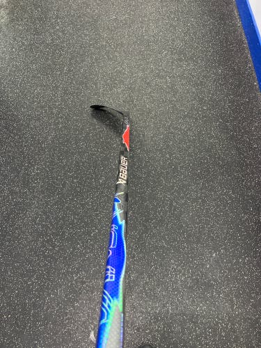 Intermediate Bauer Vapor FlyLite Right Handed Hockey Stick P28M Pro Stock (Used)