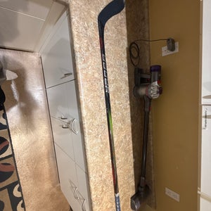 Senior Bauer Vapor Hyperlite 2 Right Handed Hockey Stick P28 (Used)