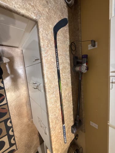 Senior Bauer Vapor Hyperlite 2 Right Handed Hockey Stick P28 (Used)