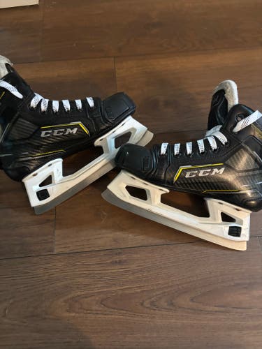 CCM Super Tacks 9370 Hockey Goalie Skates Size 2.5 (Used)