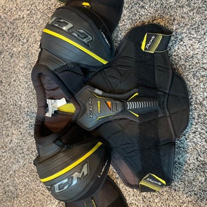 Men's Medium Intermediate CCM Tacks 7092 Shoulder Pads (Used)