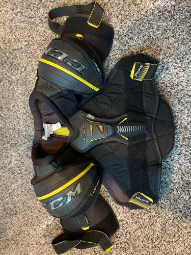 Men's Medium Intermediate CCM Tacks 7092 Shoulder Pads (Used)
