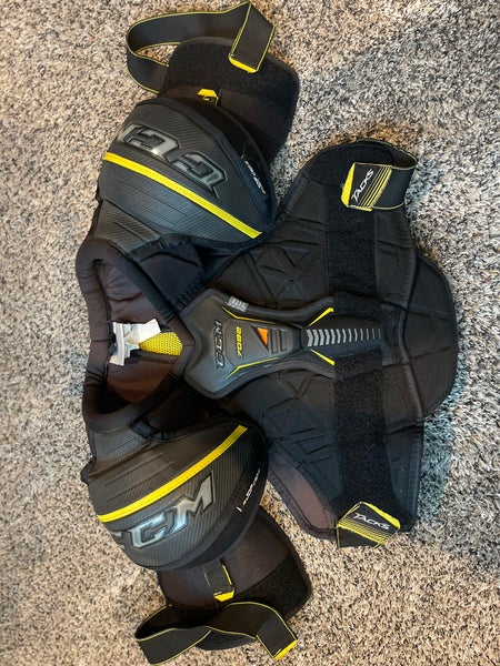 Men's Medium Intermediate CCM Tacks 7092 Shoulder Pads (Used)