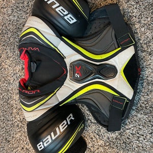 Men's Large Youth Bauer Vapor 2X Shoulder Pads (Used)