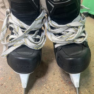 Youth Used CCM Super tacks 9370 Hockey Goalie Skates D&R (Regular) 13.0
