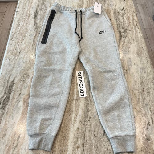 Nike Sportswear Tech Fleece Joggers Heather Gray FB8002-063 Men’s Sz M NWT $125
New with tags