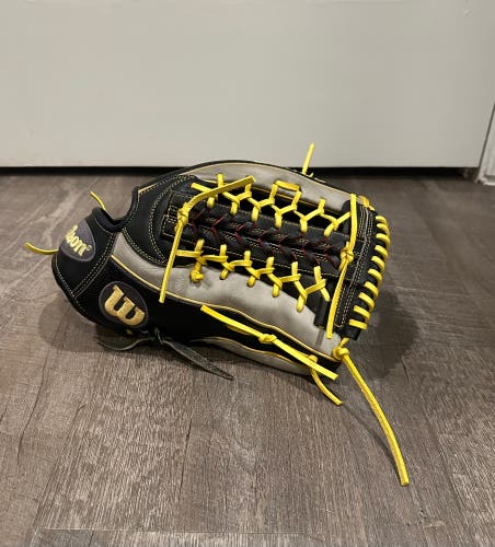Wilson A2000 RH Pitcher's Baseball Glove 12.25" - Relaced