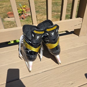 Used Intermediate Bauer Supreme Comp Hockey Skates Size 4