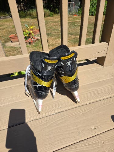 Used Intermediate Bauer Supreme Comp Hockey Skates Size 4