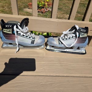 Bauer Vapor XIV Hockey Goalie Skates Regular Width Size 3 D (Used)