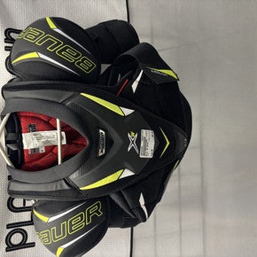 Used Bauer XW VAPOR Youth Shoulder Pads SM 11490-S000265666