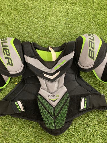 Small Senior Bauer Supreme One.8 Shoulder Pads (Used)