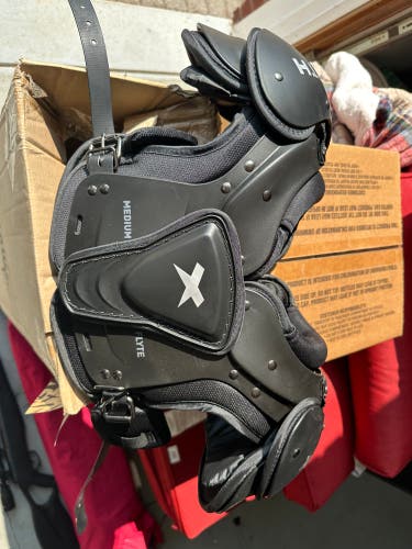 Medium Youth Xenith Flyte Shoulder Pads (New)