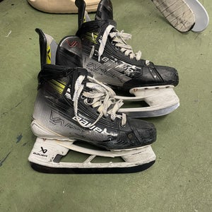 Bauer Vapor Hyperlite 2 Hockey Skates Size 6.5 (Used)