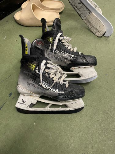 Bauer Vapor Hyperlite 2 Hockey Skates Size 6.5 (Used)