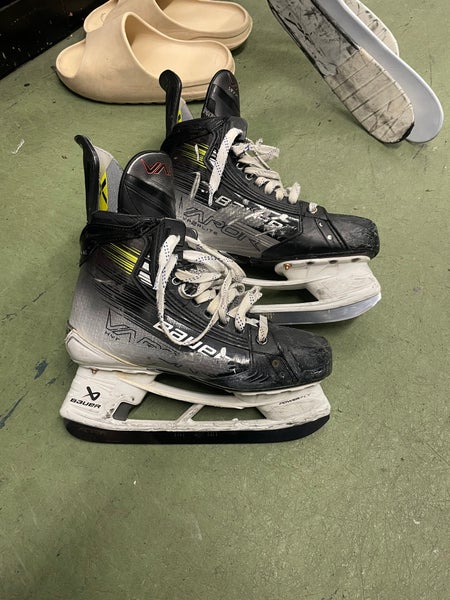 Bauer Vapor Hyperlite 2 Hockey Skates Size 6.5 (Used)