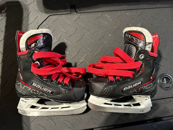 2024 Bauer Vapor 3X Pro Hockey Skates Regular Width 8 (Used)